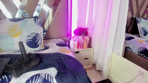 anisha_zambrano online show from July 17, 2:19 pm