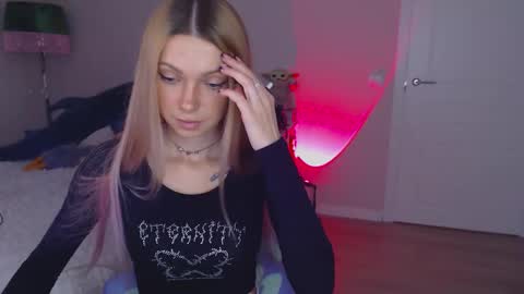 anita_moon_ online show from October 7, 10:50 pm