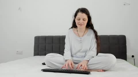 annaahcharm online show from August 3, 9:26 am