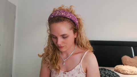 annaevv online show from June 24, 7:26 am
