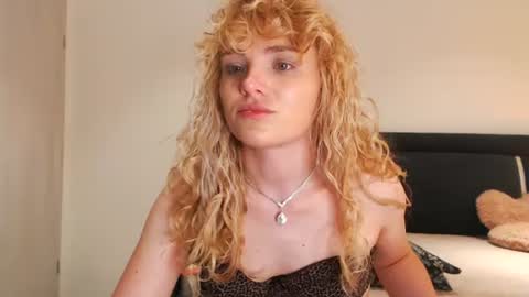 annaevv online show from June 22, 3:25 am