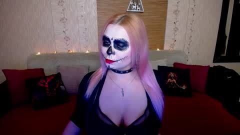 AnnessixReign online show from October 31, 1:00 pm