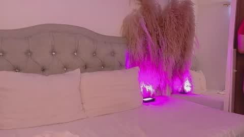 annie_20_ online show from April 27, 12:46 pm