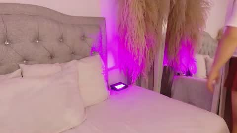 annie_20_ online show from June 14, 3:36 pm