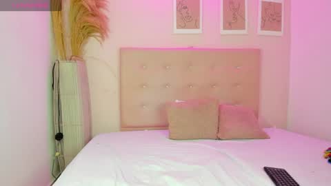 annie_dolce_ online show from June 26, 12:54 pm