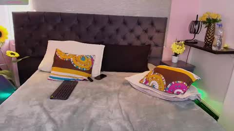 Annie lii online show from November 12, 2:08 pm