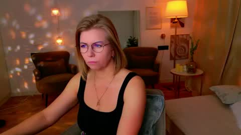 Annie online show from May 2, 8:31 am