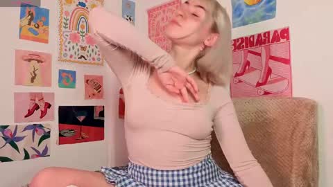 annietinky online show from May 17, 1:26 am