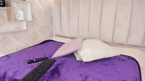 Annie Queen online show from June 13, 4:01 am