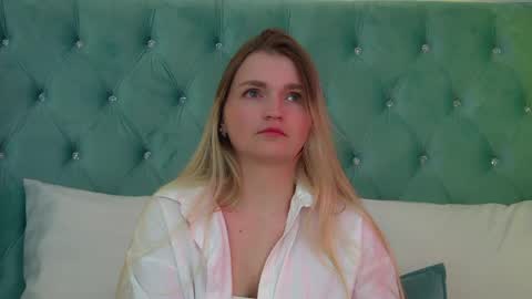 annyraii online show from March 18, 6:08 am