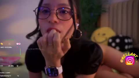 Nell. online show from August 3, 5:52 pm