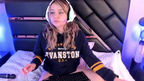 My name is Andrea  thumb up me please its important online show from December 17, 11:16 pm