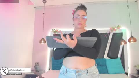 A N T O N E L L E  online show from July 25, 11:41 am