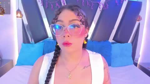 A N T O N E L L E  online show from June 23, 11:39 am