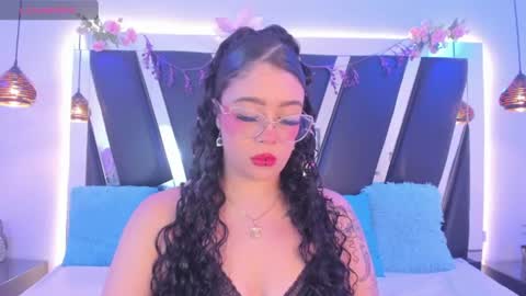 A N T O N E L L E  online show from June 25, 11:37 am