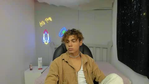 anyelotwink online show from February 3, 8:13 pm