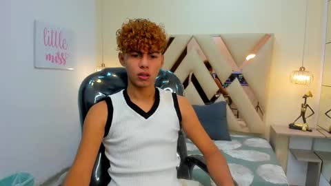 anyelotwink online show from December 19, 2:23 pm