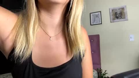 Snapshot of appocalypsee chatting on October 12, 5:00 am ALEXANDCAM online show from October 12, 5:00 am