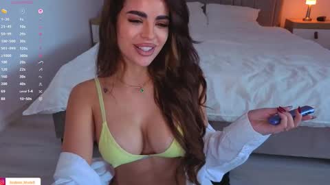 IsaBella online show from November 6, 9:01 am