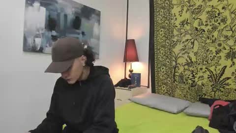 aria y orien  online show from October 31, 11:32 am