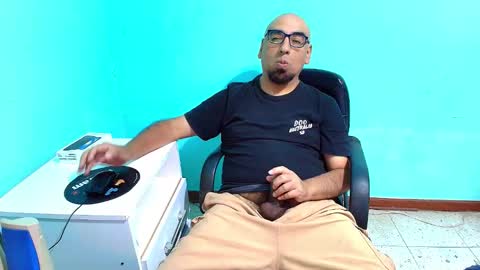 arnelux72 online show from December 2, 5:04 am