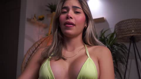 Snapshot of artemia_ chatting on December 12, 2:04 am Amanda online show from December 12, 2:04 am