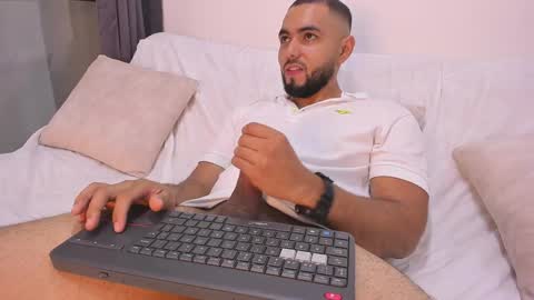 Snapshot of arturguy01 chatting on February 2, 6:14 am arturguy01 online show from February 2, 6:14 am