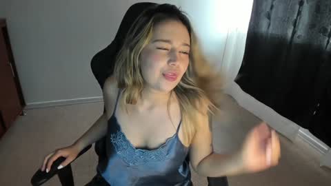 Snapshot of ash_smith1 chatting on January 8, 1:42 am ash_smith1 online show from January 8, 1:42 am