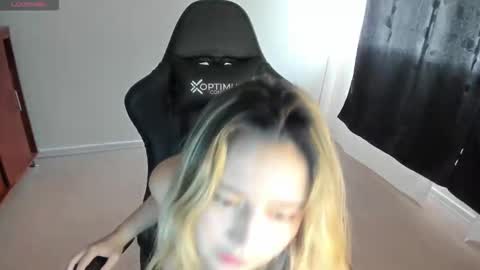 Snapshot of ash_smith1 chatting on October 15, 9:37 pm ash_smith1 online show from October 15, 9:37 pm