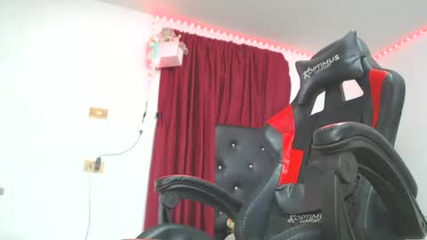 ashelyhots9inches online show from May 4, 3:29 pm