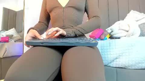 ashley_beaomunt online show from July 9, 11:25 am
