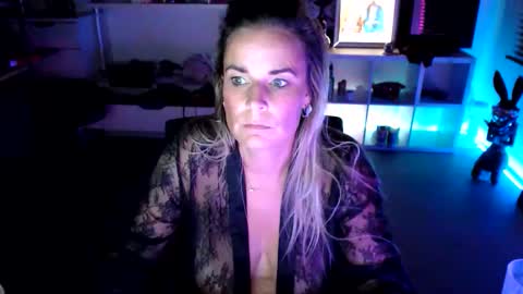 Snapshot of ashleyrosesweet chatting on October 20, 9:09 pm ashleyrosesweet online show from October 20, 9:09 pm