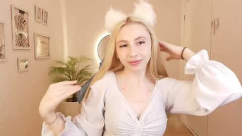 Victoria  online show from May 2, 2:39 am