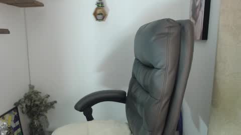 Sarah .3   hello guys .im love online show from October 27, 3:17 am