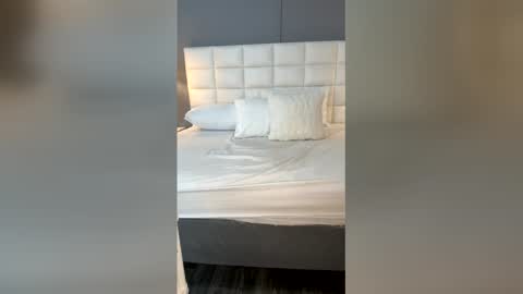 A S L Y   S A N D E R online show from March 8, 4:27 am