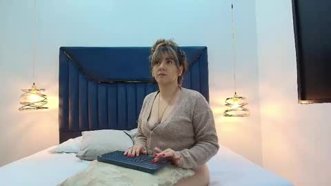 Snapshot of auraevens chatting on September 18, 12:20 pm Aura Evans online show from September 18, 12:20 pm