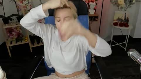 aurorawrenfield online show from January 6, 12:36 am