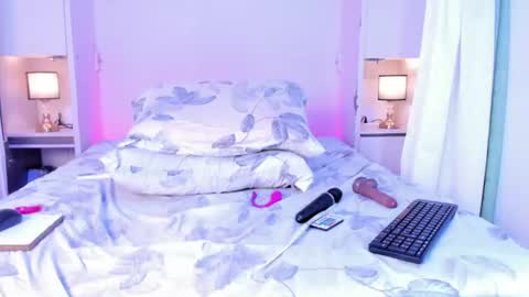EVA  online show from July 17, 9:50 pm