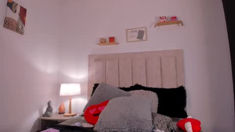 Snapshot of avaline_blanc chatting on February 25, 5:08 am Avaline Help me reach 100 likes TRANSMISSION EVERY DAY FROM 39 PM online show from February 25, 5:08 am