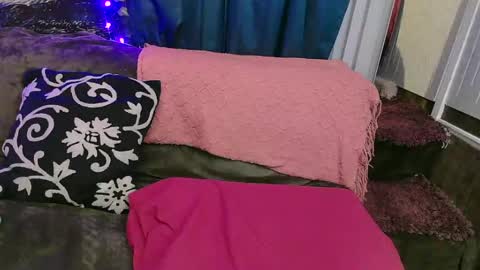 Snapshot of average_girl222 chatting on October 1, 5:50 am raven blue online show from October 1, 5:50 am