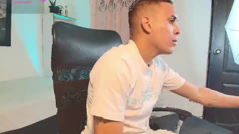 axel__fierro online show from April 4, 10:50 pm