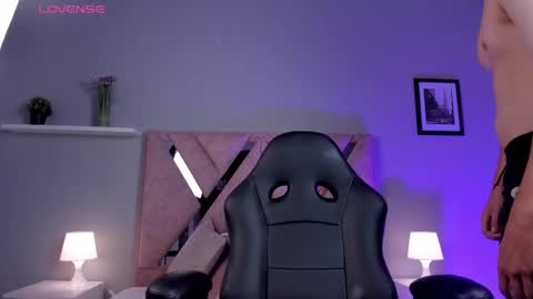 Yooung King  online show from March 11, 3:04 pm