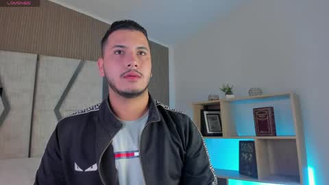 axel_grey_ online show from April 30, 12:21 pm