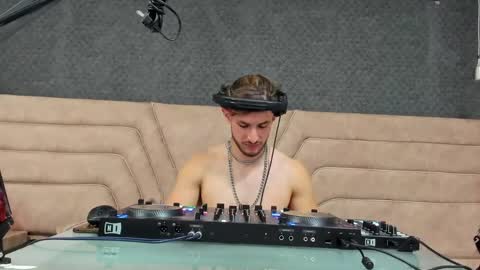 Axel  online show from April 25, 1:41 pm