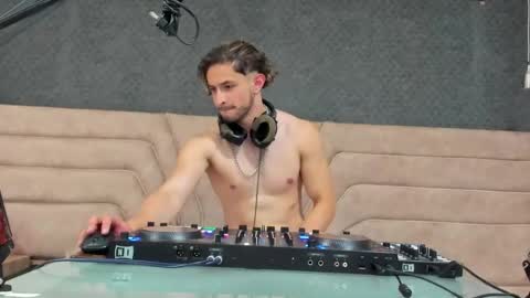 Axel  online show from May 17, 10:46 am
