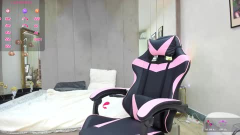 SundyRose online show from November 3, 7:59 pm