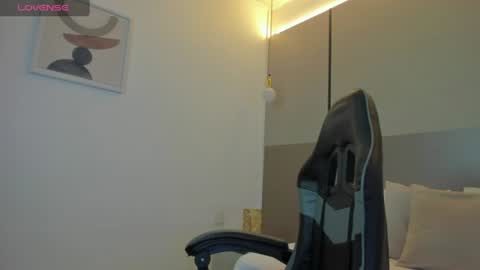 Alyda Jaramillo online show from June 15, 3:26 pm
