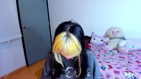 Snapshot of azu_moure chatting on February 25, 8:25 am Azu Moure online show from February 25, 8:25 am