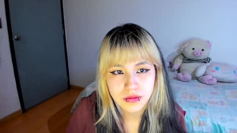 Snapshot of azu_moure chatting on December 6, 4:30 am Azu Moure online show from December 6, 4:30 am
