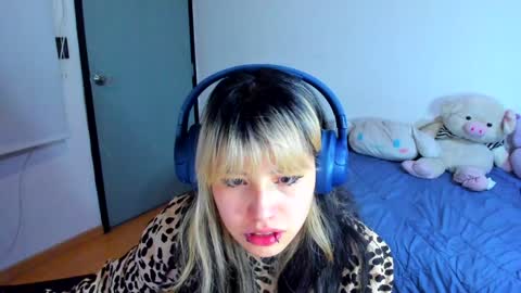 Snapshot of azu_moure chatting on January 4, 9:43 am Azu Moure online show from January 4, 9:43 am